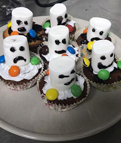 Halloween cupcakes with marshmallow and M&M chocolate